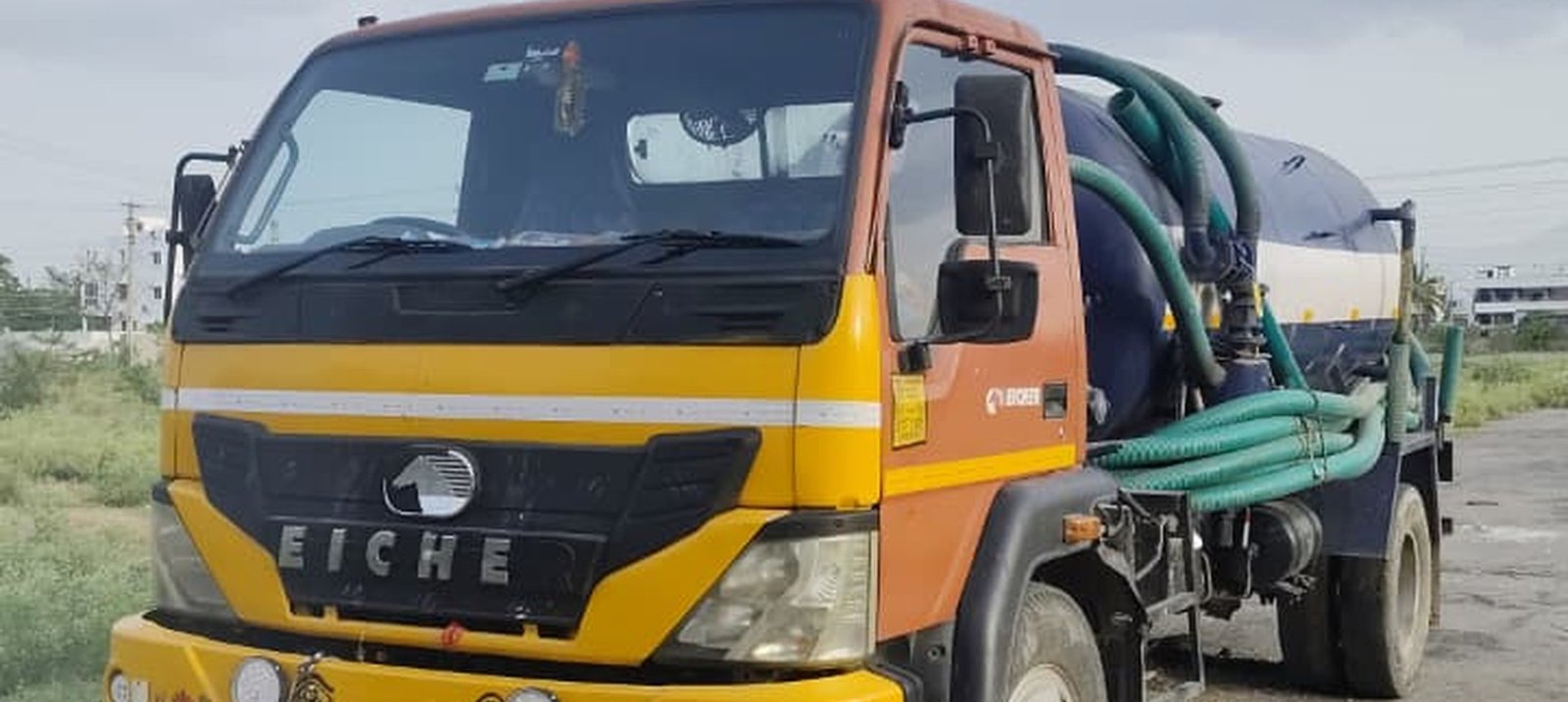 Vacuum tanker truck for transport work